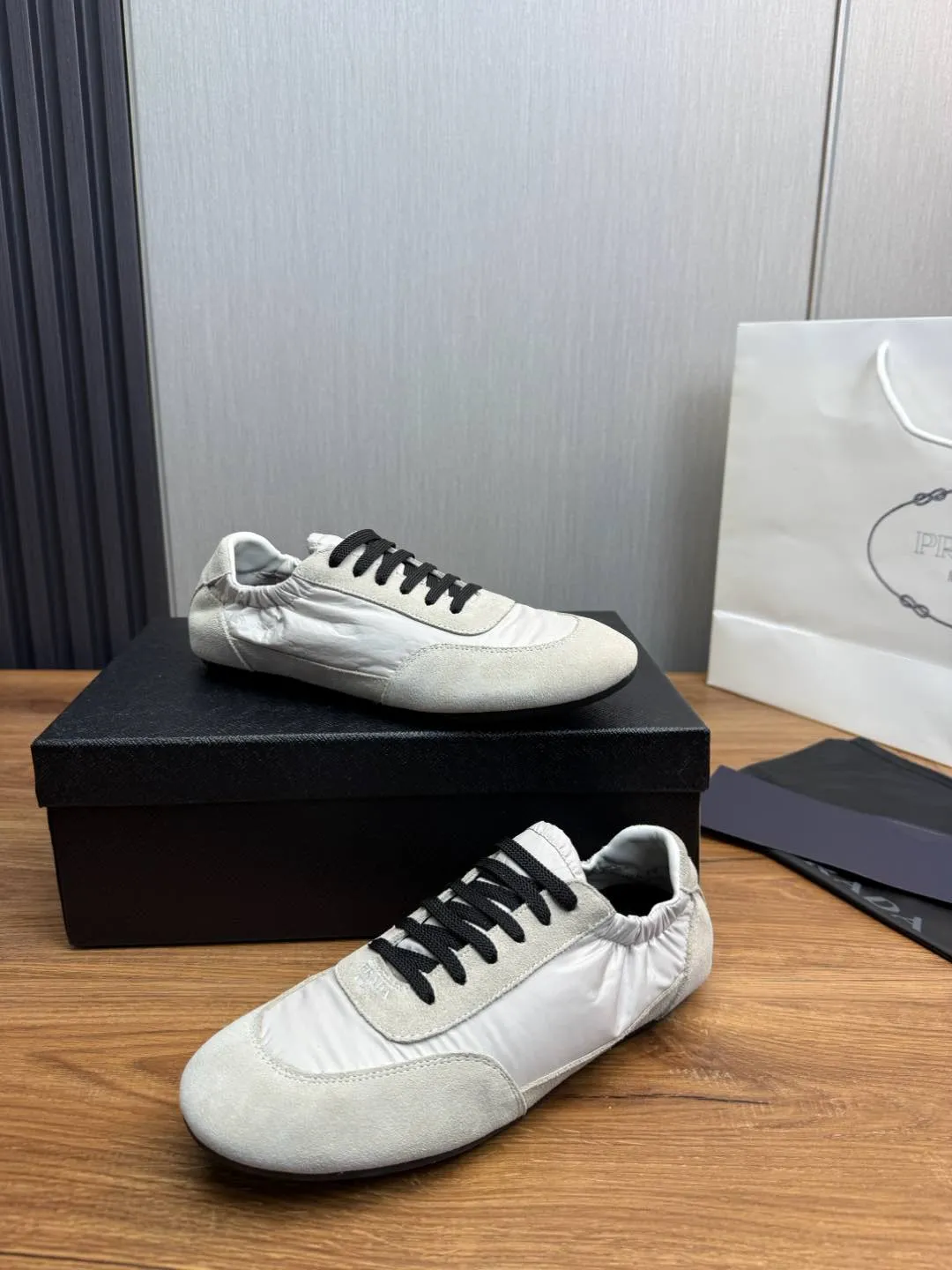Men's shoes 💰600💰 PRADA 2025 Early Spring Collapse New Couple Style Sports Shoes Moral Training Shoes The name Collapse comes from the fact that it can be easily put on and taken off with bare hands. The light and comfortable features make it more relaxed and casual. The side elastic design can be worn twice! Super comfortable catwalk sneakers, as light and thin as ballet slippers, as comfortable as sneakers, comfortable and super light on the feet. Fabric: nubuck leather spliced ​​with nylon cloth. Silk cowhide foot pads. Size: Women's code 35/40 Men's code 39/45